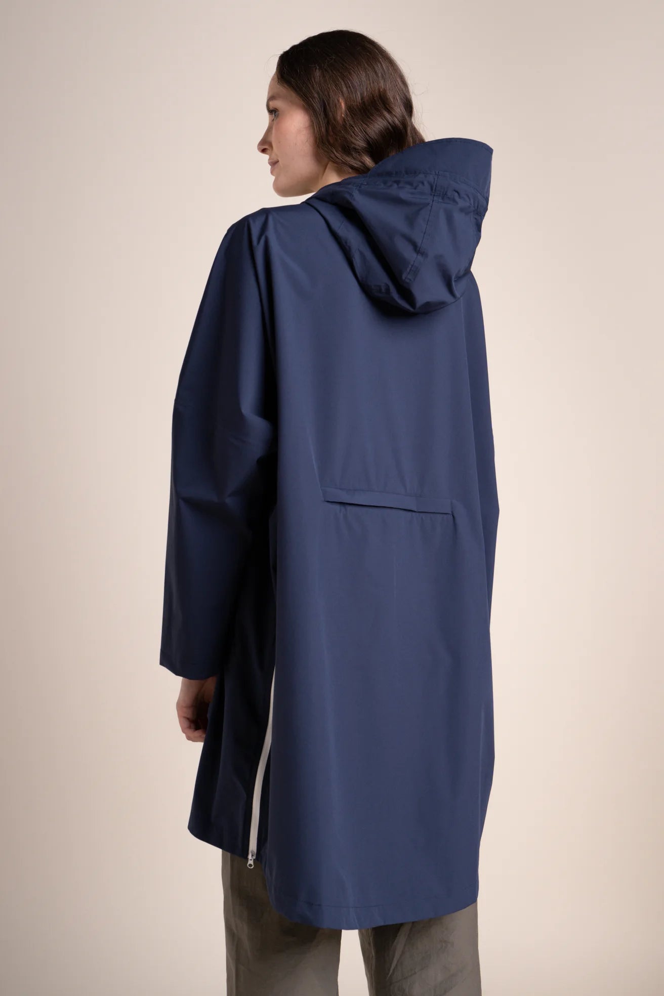 Liberté - Rain cape - Baggable windbreaker jacket - Flotte #couleur_indigo