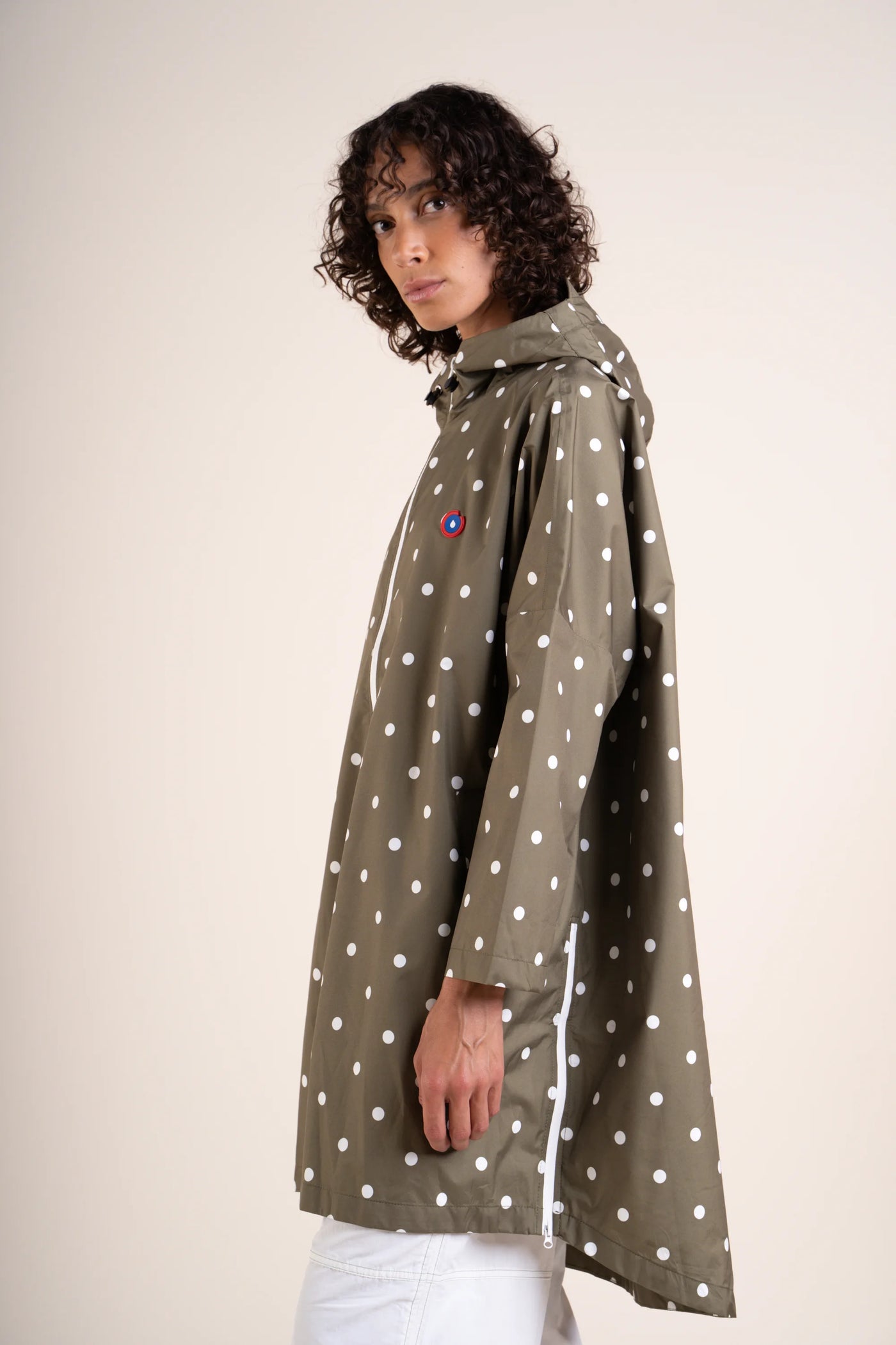 Liberté - Rain cape - Baggable windbreaker jacket - Flotte #couleur_pois-olive