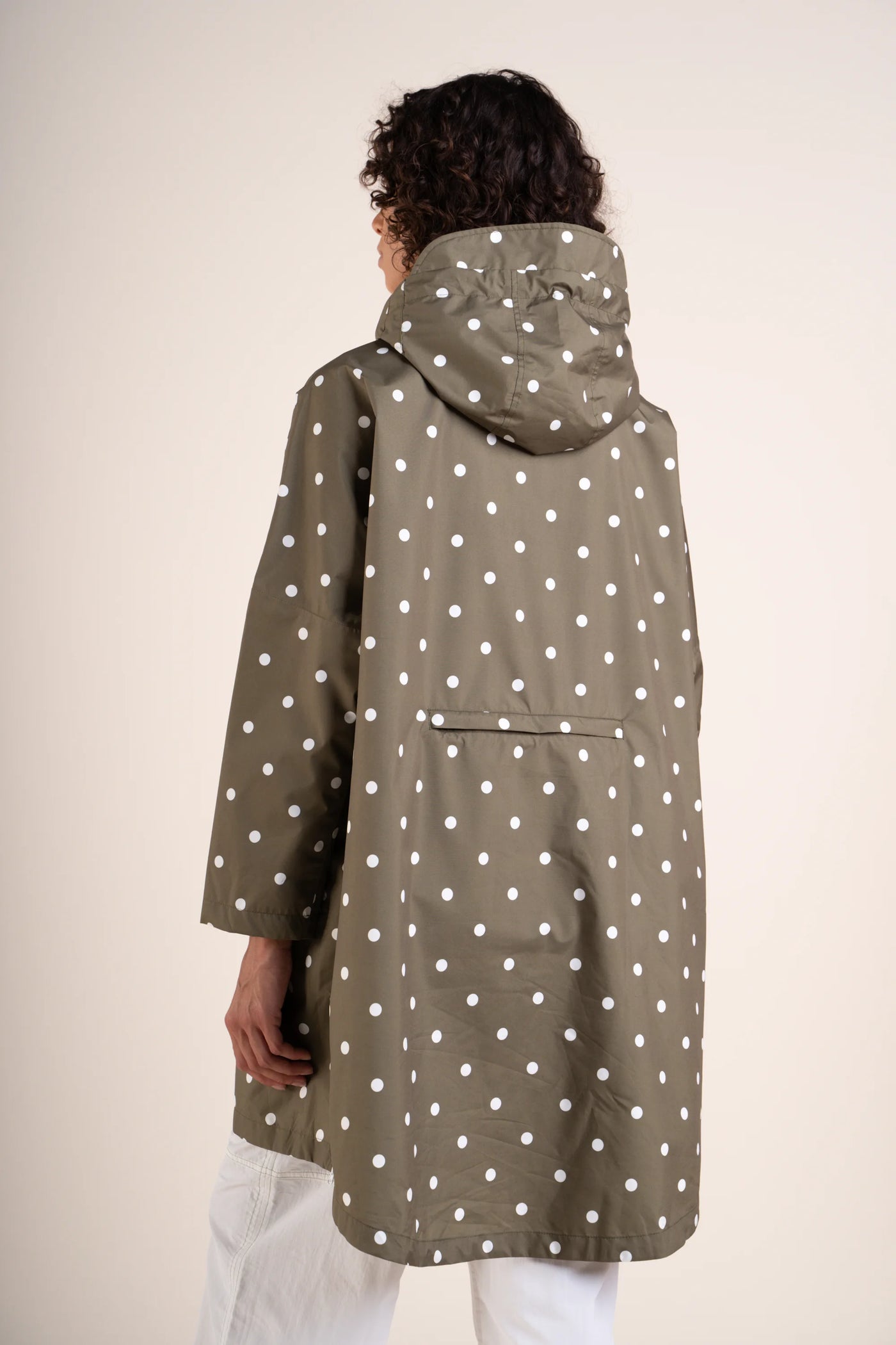 Liberté - Rain cape - Baggable windbreaker jacket - Flotte #couleur_pois-olive