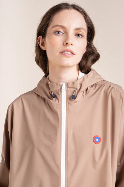 Liberté - Rain cape - Baggable windbreaker jacket - Flotte #couleur_sahara