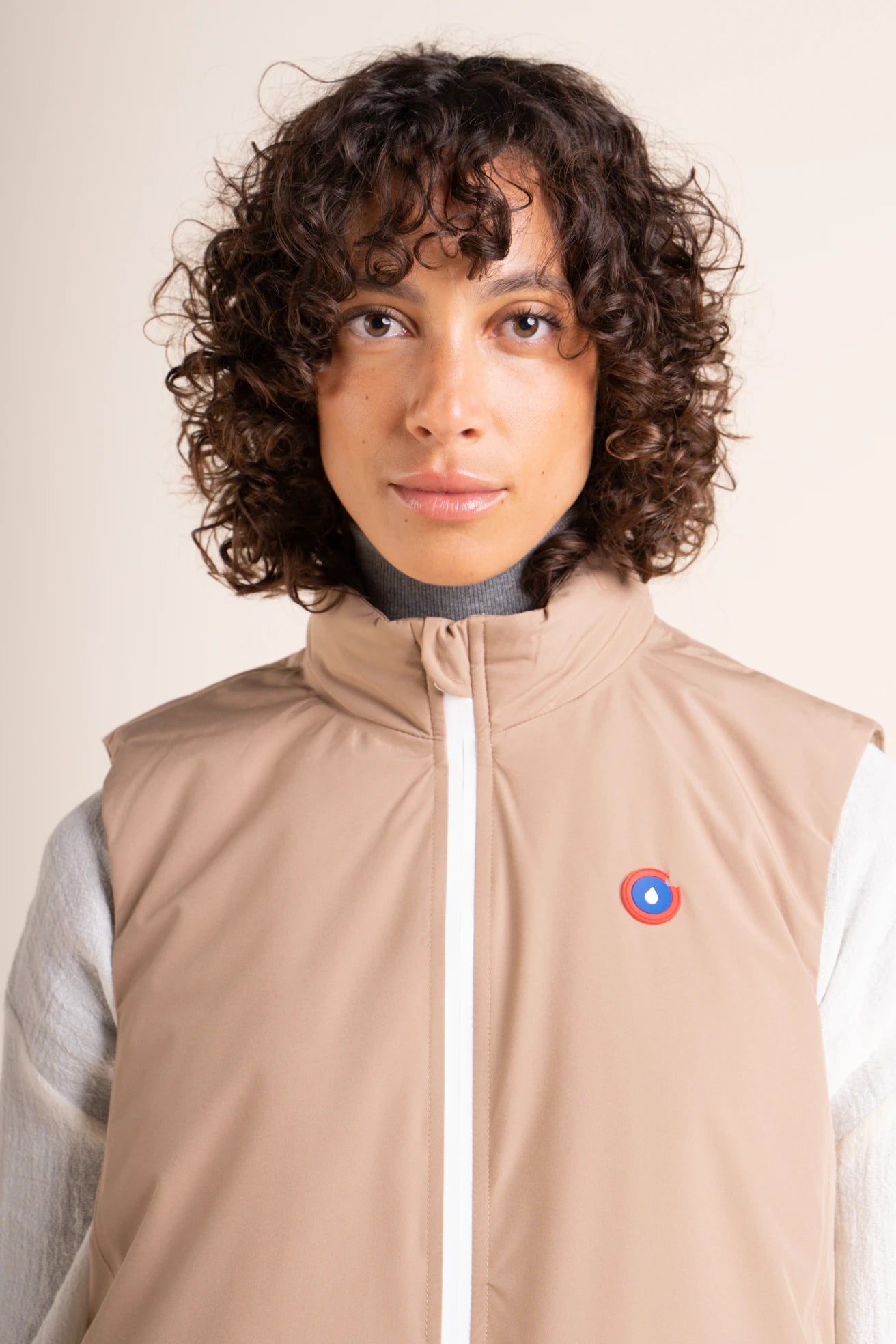 Opera - Waterproof sleeveless down jacket with pocket - Flotte #couleur_sahara