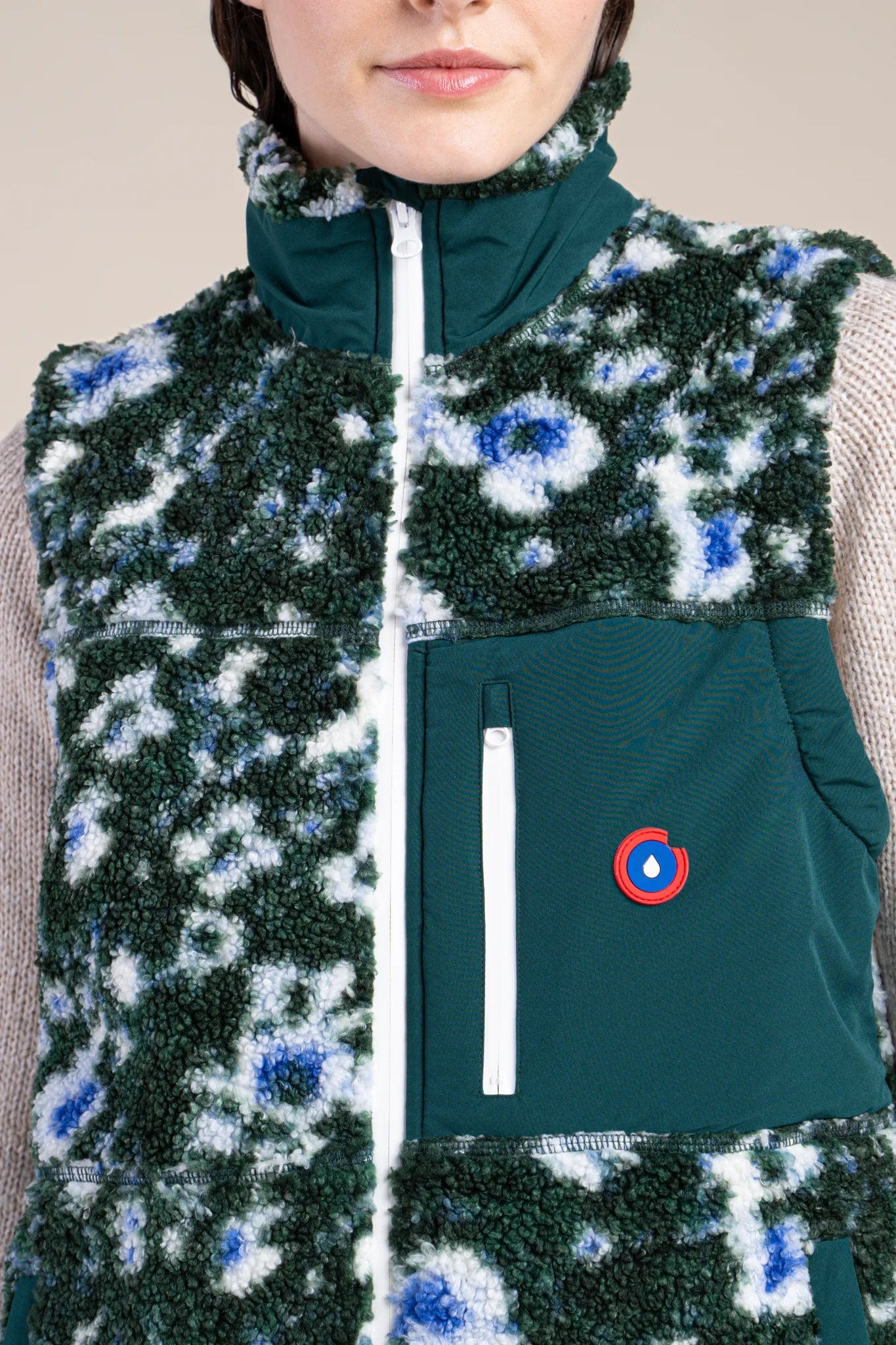 Sleeveless fleece jacket color Géranium/Sapin #couleur_geranium-sapin