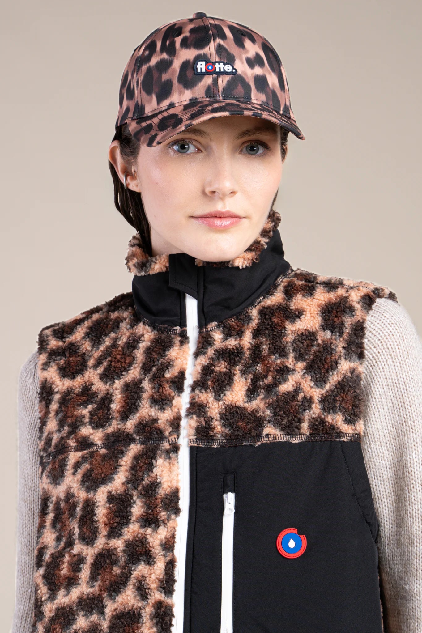 Leopard-colored sleeveless fleece jacket/Black #couleur_leopard-Black