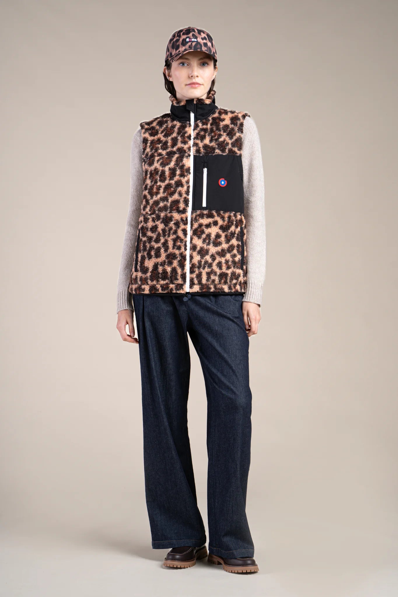 Leopard-colored sleeveless fleece jacket/.Black 