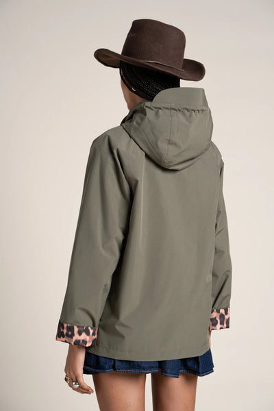 Archives - Hunting jacket-inspired raincoat with contrasting new leopard print collar and sleeves - Flotte couleur kaki #couleur_kaki