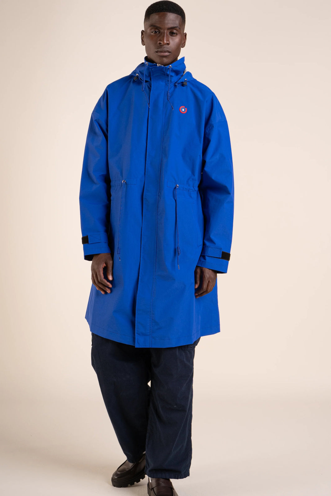 Caumartin - Long oversize waterproof jacket- Flotte #couleur_bleu-roi