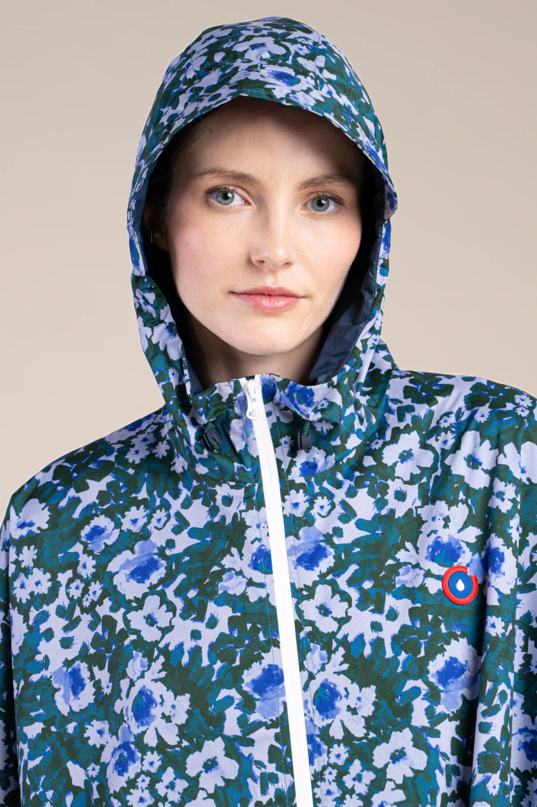 Liberté - Rain cape - Baggable windbreaker jacket - Flotte #couleur_geranium