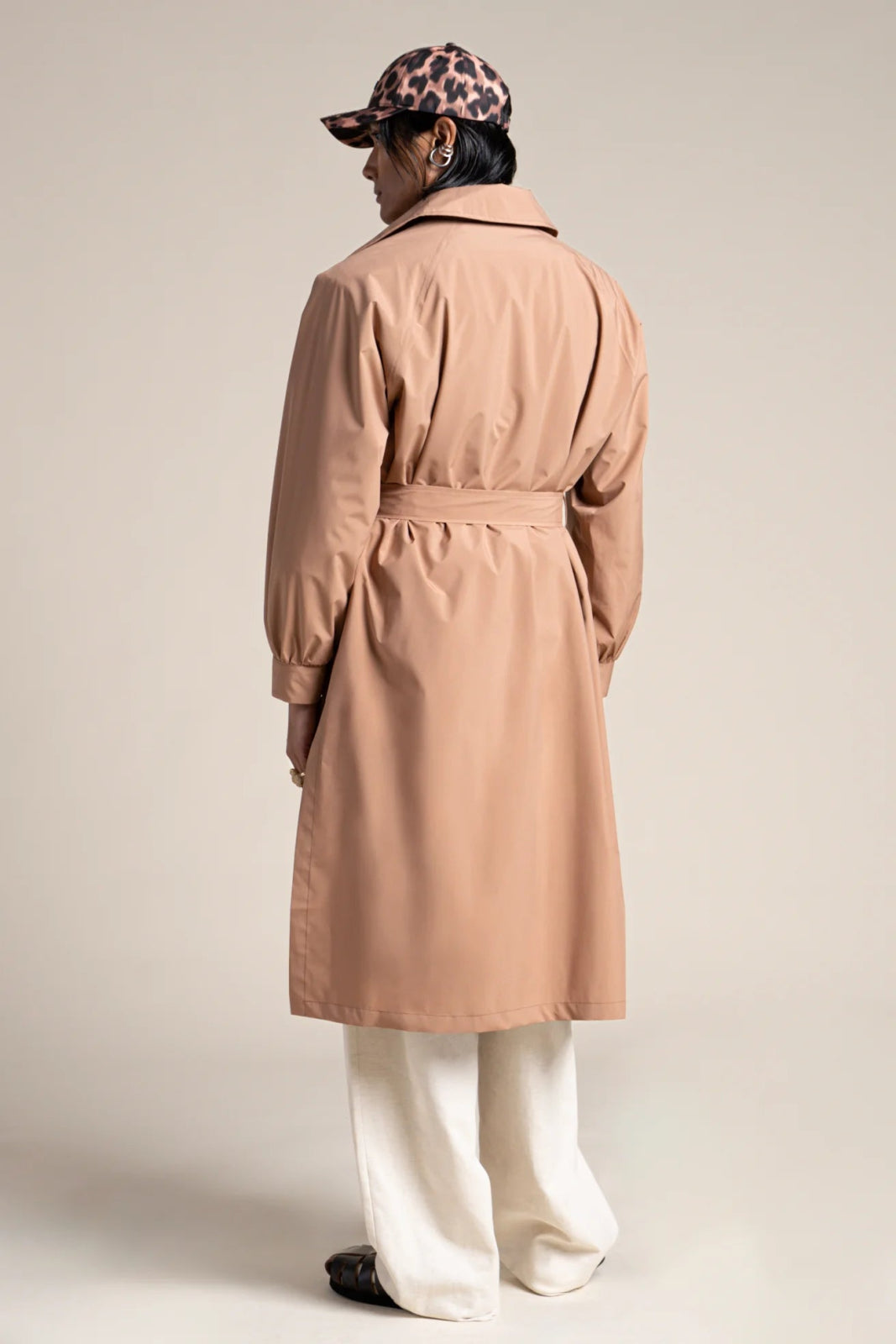 Madeleine - Long waterproof trenchcoat with belt - Flotte couleur cannelle #couleur_cannelle