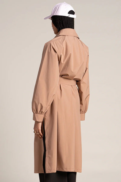 Madeleine - Long waterproof trenchcoat with belt - Flotte couleur cannelle #couleur_cannelle