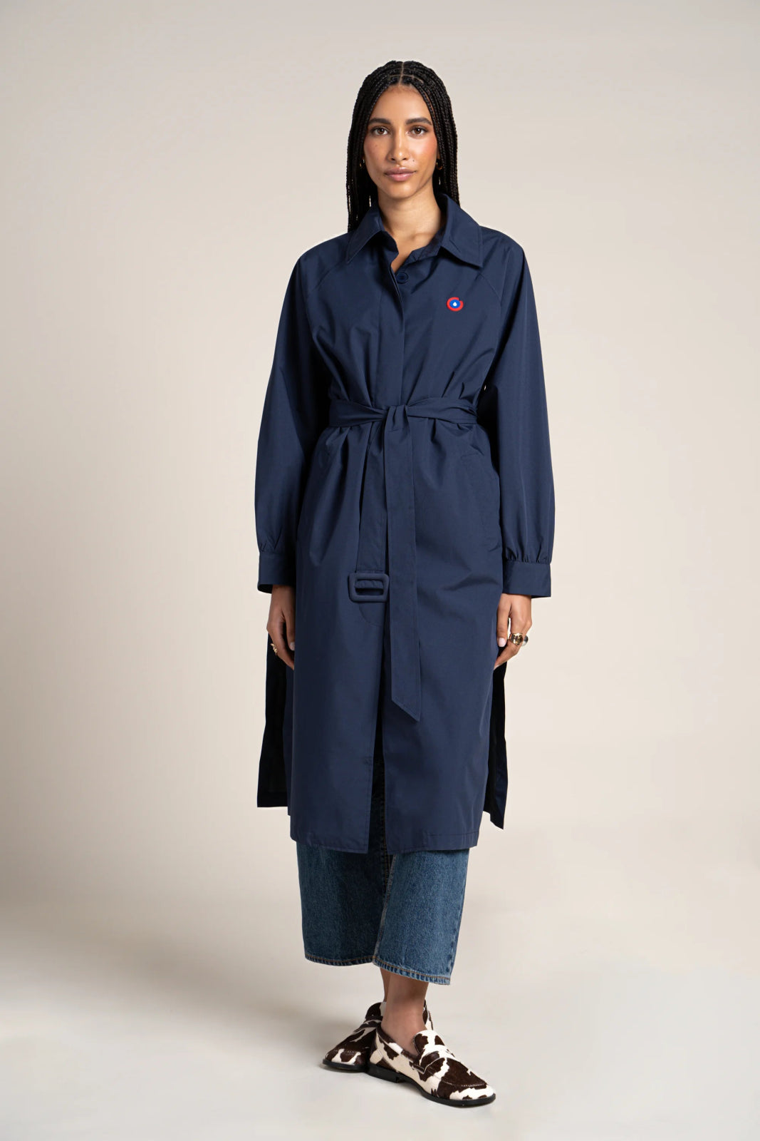 Madeleine - Waterproof long trenchcoat with belt - Flotte couleur indigo #couleur_indigo