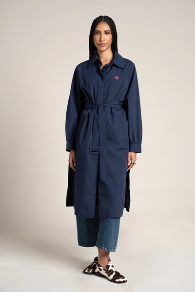 Madeleine - Waterproof long trenchcoat with belt - Flotte couleur indigo #couleur_indigo