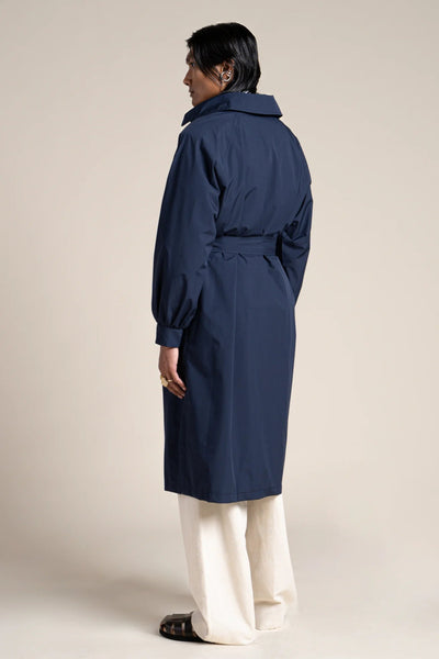 Madeleine - Waterproof long trenchcoat with belt - Flotte couleur indigo #couleur_indigo