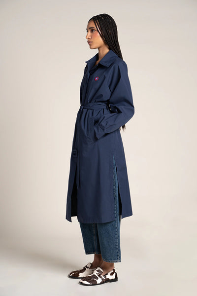 Madeleine - Waterproof long trenchcoat with belt - Flotte couleur indigo #couleur_indigo