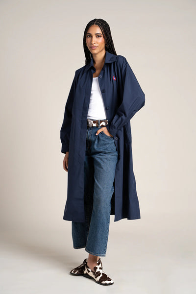 Madeleine - Waterproof long trenchcoat with belt - Flotte couleur indigo #couleur_indigo