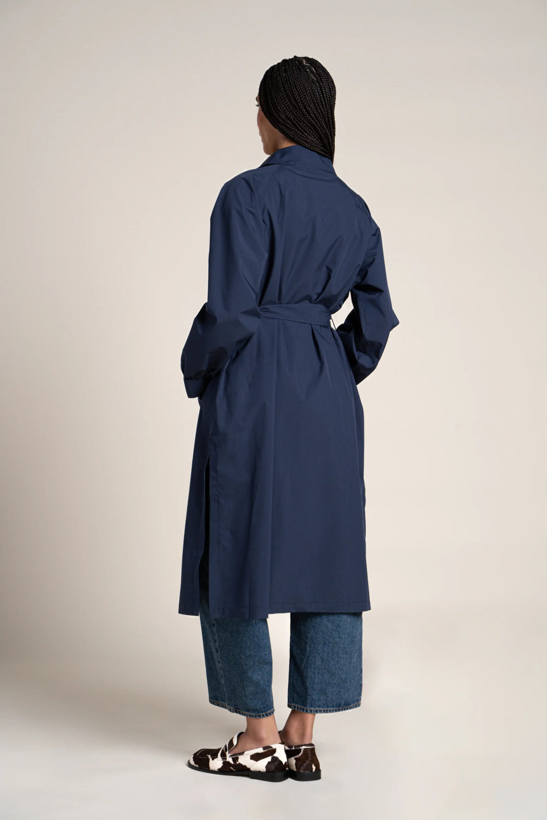 Madeleine - Waterproof long trenchcoat with belt - Flotte couleur indigo #couleur_indigo