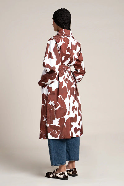 Madeleine - Waterproof long trenchcoat with belt - Cow print color Flotte #couleur_cow