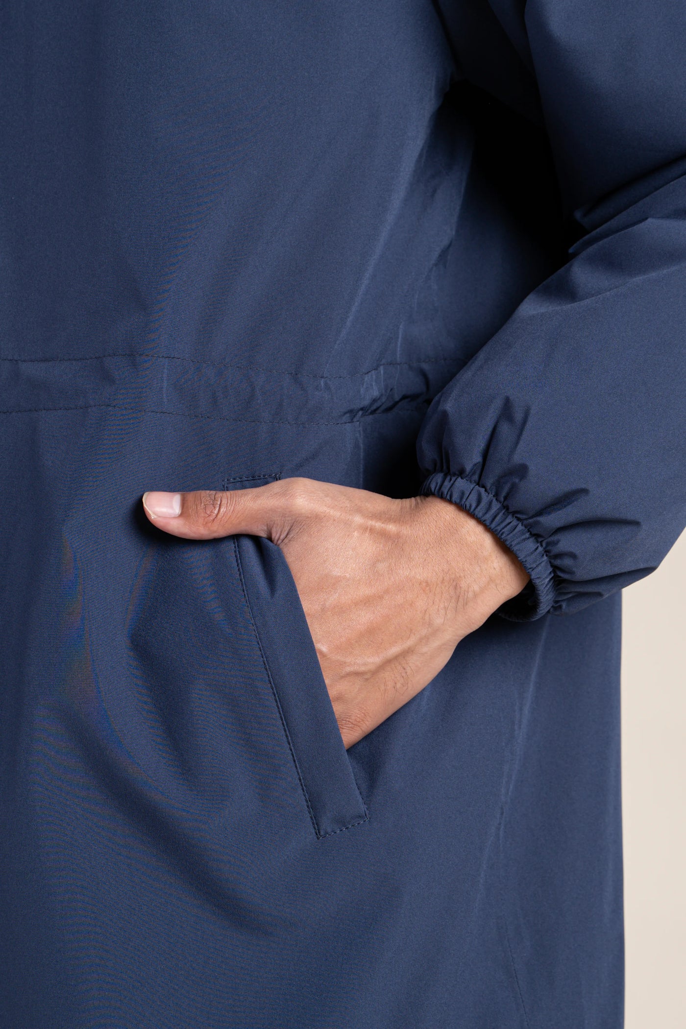 Long waterproof jacket with navy blue indigo lining #couleur_indigo