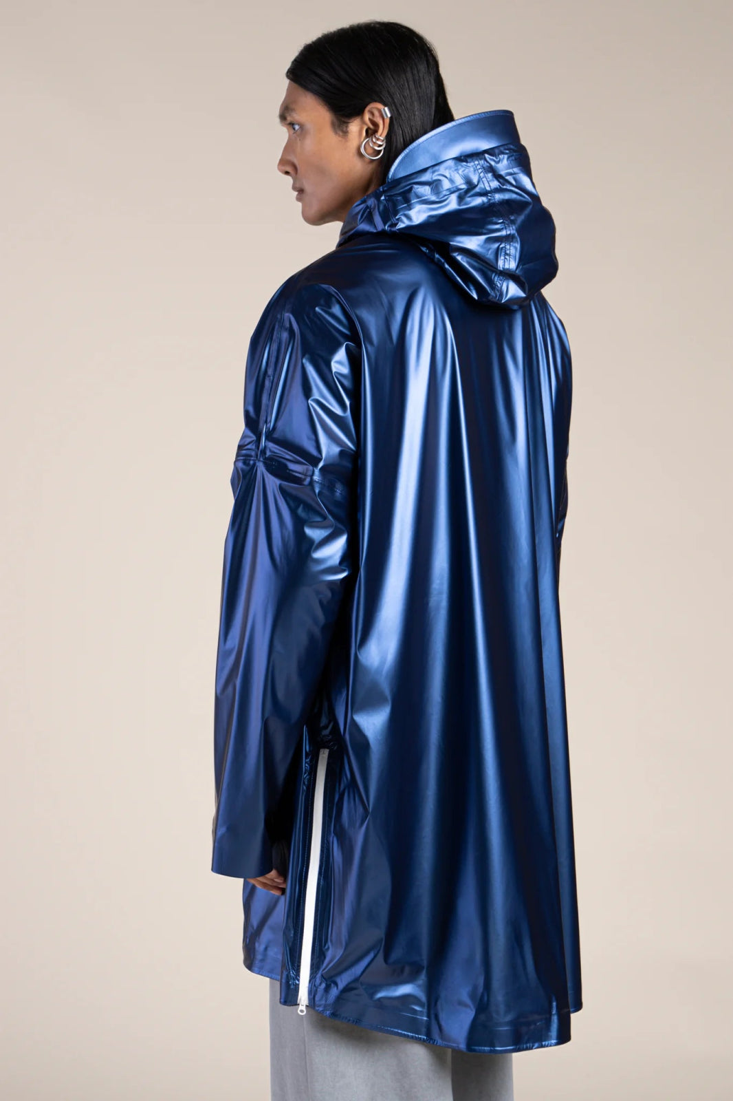 Metallic rain cape #couleur_indigo